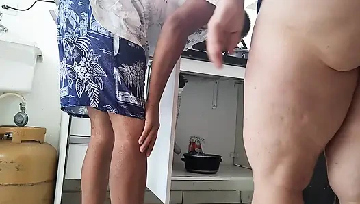 Şehvetli bir şekilde çocuğu açgözlü kıçını sevmeye bırakıyordu.