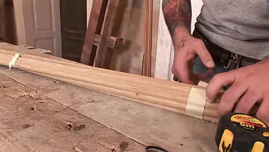 Versaute brünette gibt einem glücklichen zimmermann einen erstaunlichen blowjob