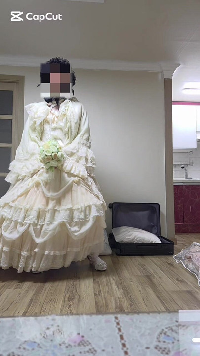 Crossdresser pleše u haljini