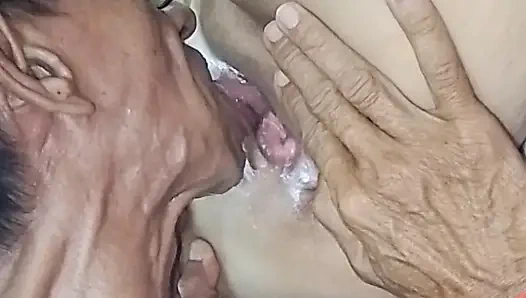 Amcık yiyici .daha fazla amcık yemek çok güzel