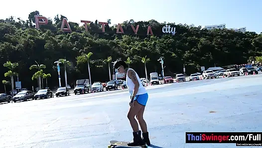 Kaykay yaptıktan sonra evde sikişen büyük götlü Taylandlı orta yaşlı seksi kadın