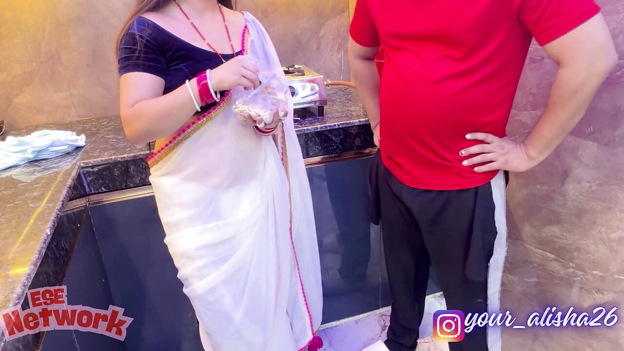 Bhabhi Ne Bulaya Sabzi Waale Ko Gharpe aur phir Ghapa-gap-ghapa-gap...