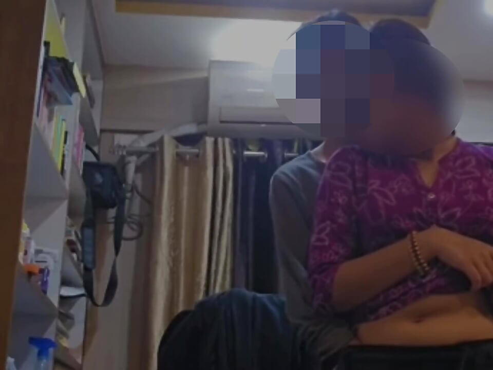 在酒店房間與美艷印度女孩快速口交和性愛
