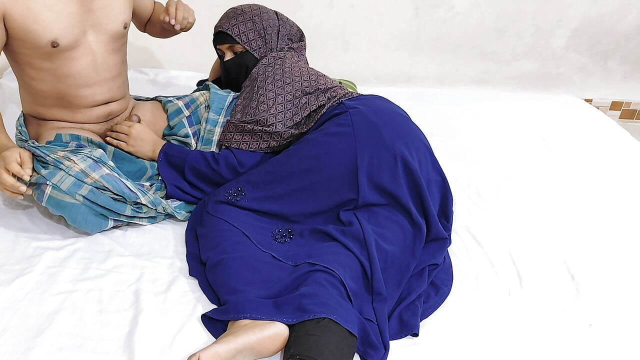 فيديو أول مرة لأم هندية بنغالية محجبة تتناك. الجزء 01