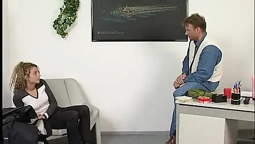 Юной блондинке трахают киску пальцами в комнате, полной дилдо