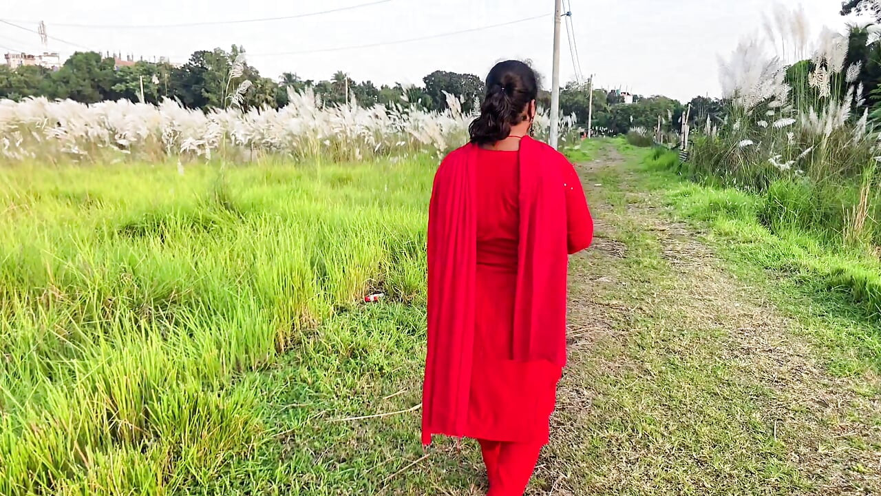 A beautiful local girlfriend, with large and attractive buttocks, enters the forest to satisfy her boyfriend's sexual desires.