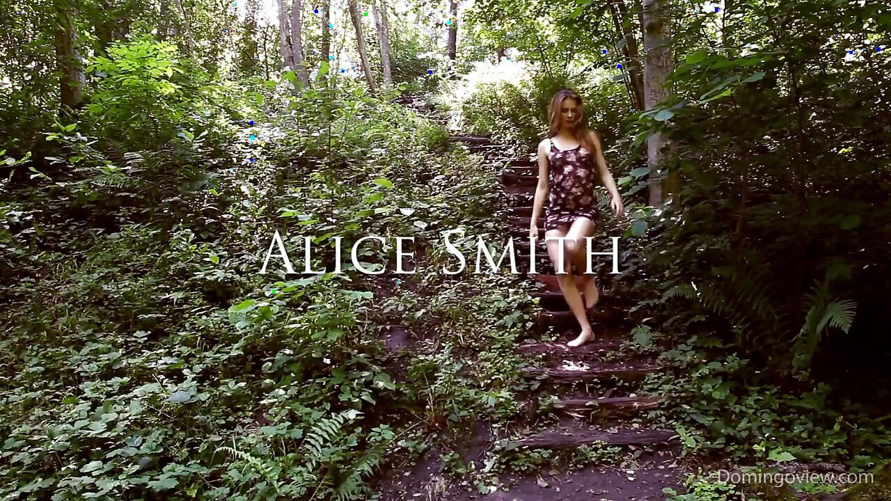 Alice Smith nackter Engel am Wasserfall