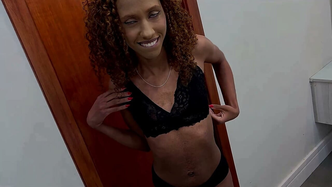 İki yetenekli carioca São Paulo'lu Briane Cristina'yı çıplak sikiyor ve onu çok boşaltıyor