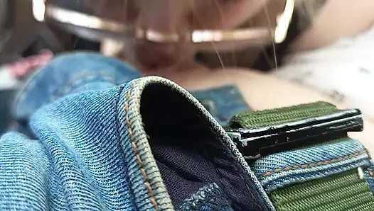 Die Schlampe im Auto gibt einen harten Blowjob