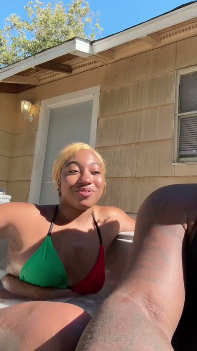 Fijii pornbox live med str8rich i boblebadet mens stedmor er ude | Klip 2