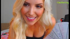 Blondă webcam amatoare țâțoasă care se joacă cu pizda