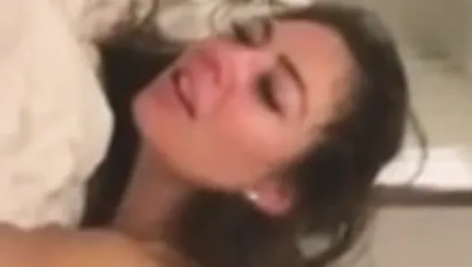 Un mari cocu filme et se branle pendant qu'une grosse bite noire baise sa femme sexy