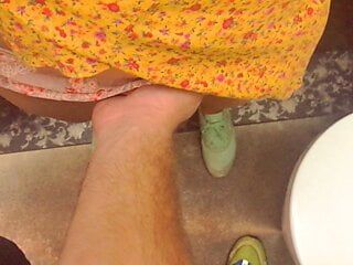 Vreemdeling komt klaar in mijn slipje in het toilet van het restaurant