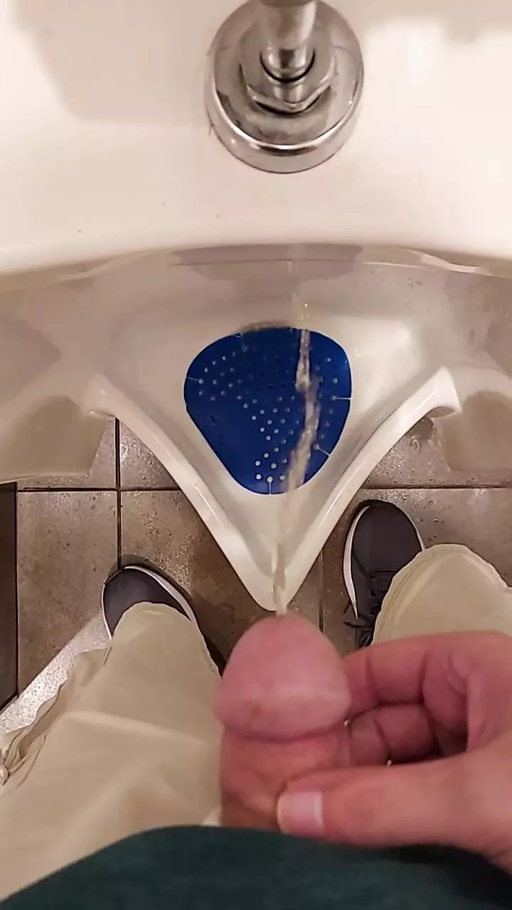 Piscio all'orinatoio