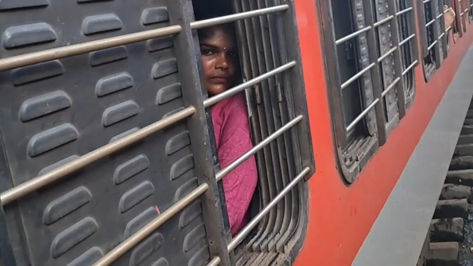 🥵INDIAN TRAIN VALI BHABHI girl have sex with step brother Xxx , Desi Village Doggy style rough hardcore College girl tight