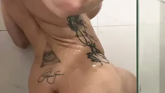 Dewi berotot masturbasi memeknya di kamar mandi