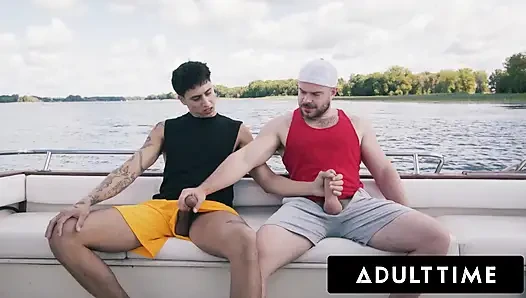 ADULT TIME - heteroseksüel arkadaşlar Marcus Mcneil ve Angel Elias hayal kırıklığı yaratan tekne gününü sert sikişe dönüştürüyor