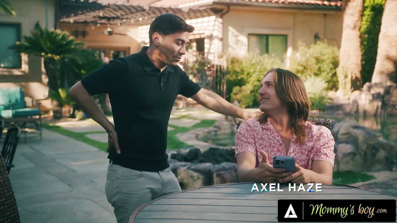 FILHO DA MAMÃE - Ryan Keely Transforma uma Noite de Aniversário em uma Orgia Hardcore com Milf
