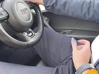 Αγγίζοντας τον πούτσο του οδηγού ενώ οδηγείτε