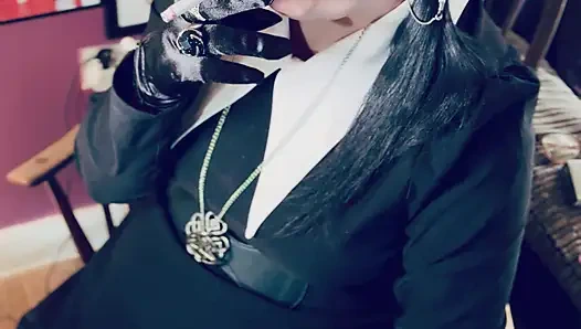 Rabu Addams, tina snua, si cewek pecinta lagi asik merokok dengan sarung tangan - si perokok merokok melayang-layang, inhales selangkangan oMI tip to tail