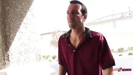 Saat tiba di rumahnya, nenek rambut merah dientot habis-habisan sama kontol besarnya