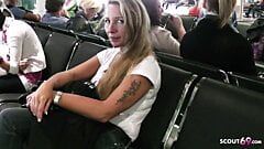 Duitse milf toont enorme tieten in het vliegtuig en rijdt op vakantie
