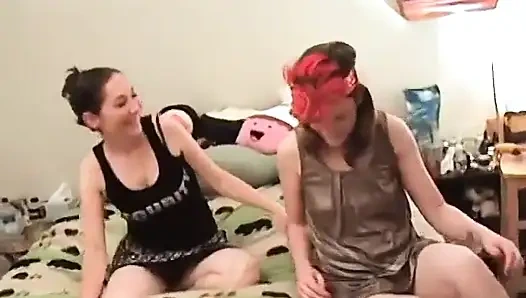 Fiona пробует пальцы и дилдо Hazel