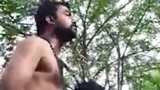 Indischer Typ lutscht Schwanz draußen und leckt Sperma