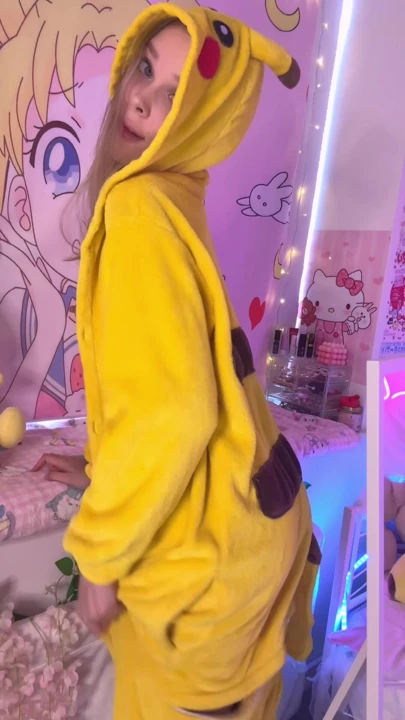 太饥渴了，脱掉这个服装，阴户滴水