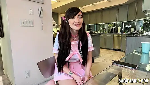 Badfamilypov - üvey kız Tifa Quinn üvey babasını yaramaz bir sürprizle karşılıyor