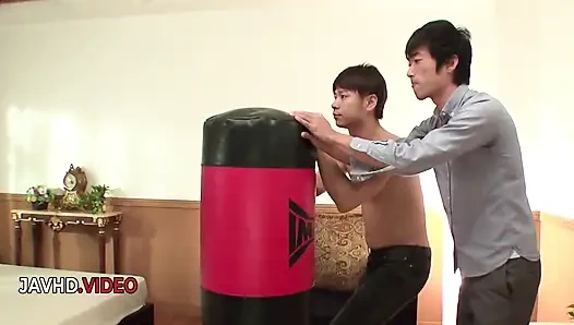 Интенсивный тройничок с азиатской богиней Нао Mizuki раздолбили два возбужденных мужчин