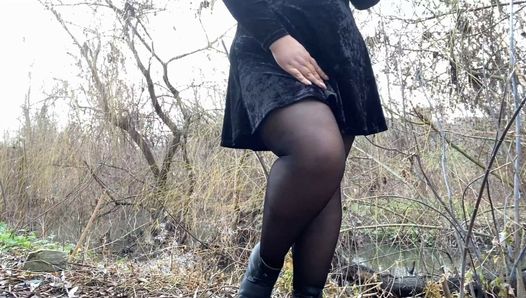 Une MILF luxueuse en robe et collants noirs pisse sans vergogne dehors