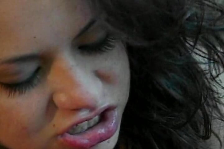 Sacanagem gata recebe um enorme facial depois de foda sensual