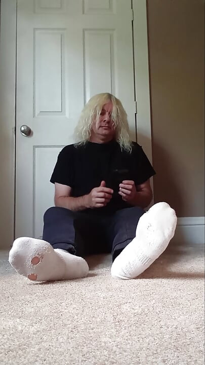 Shy feet to please your cock