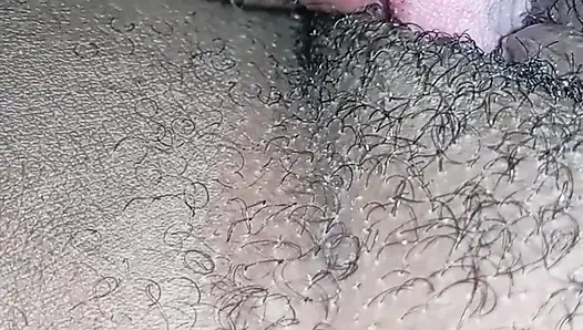 Yepyeni iri güzel kadın favela kulübesinde amını veriyor.