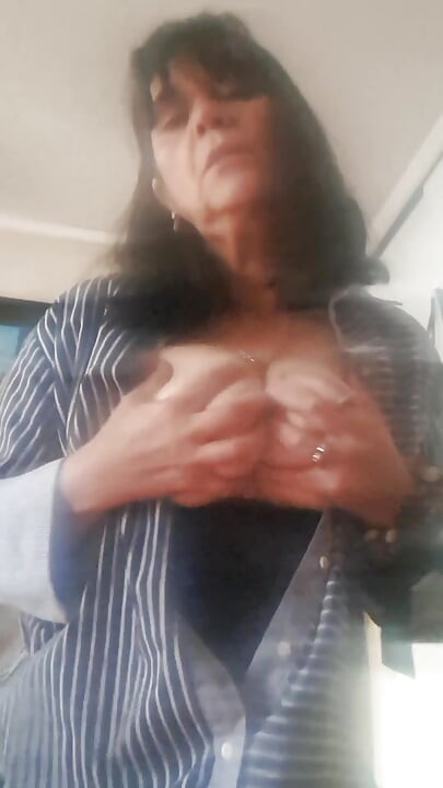 Orta yaşlı seksi kadın ve ateşli baştan çıkarma