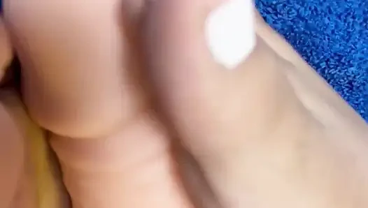 Foto kaki pecinta kaki cewek pecinta kaki lagi asik masturbasi pakai kaki