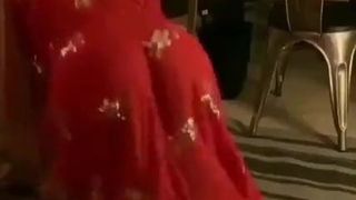 Une MILF hijabi suce une jeune bite blanche