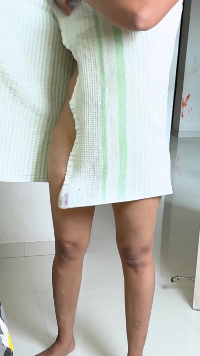 Komal venía de un baño, secretamente el vecino estaba entrando y olfateando la ropa. | Clip 1