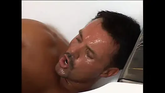 Vollbusige schwarze haushälterin gefickt und von einem riesigen weißen schwanz ins gesicht gespritzt