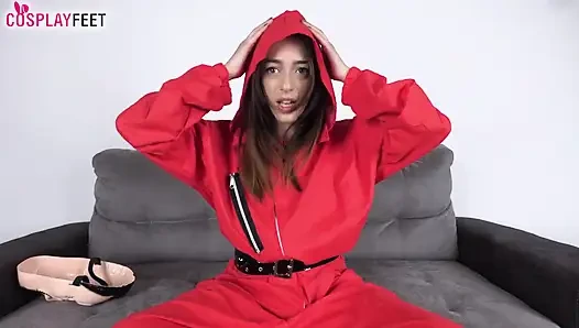 Горячая крошка соблазняет ступнями