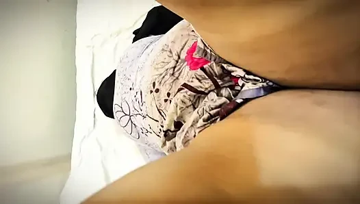 Orta yaşlı seksi kadın yabancı adamlar tarafından sikiliyor
