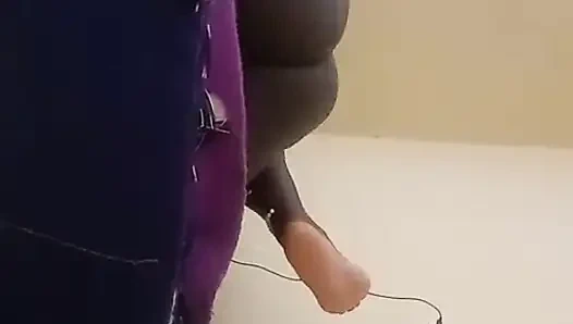 Yaşlı bir kadını çığlık atarken daha sert sikiyor