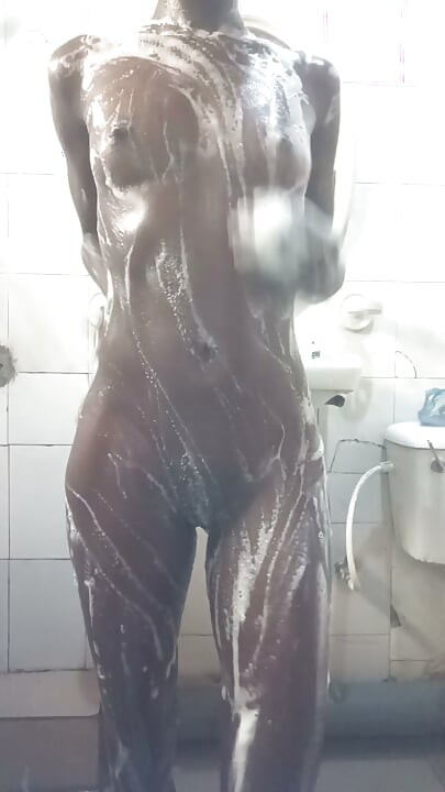 मिस सेक्सी के साथ बाथ टाइम