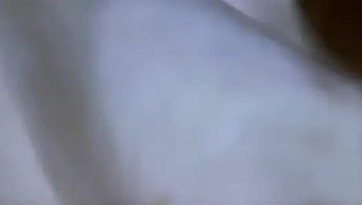 Sie steckte unter dem bett, weil ihr arsch zu groß ist, jetzt will sie analfick von video zuschauern