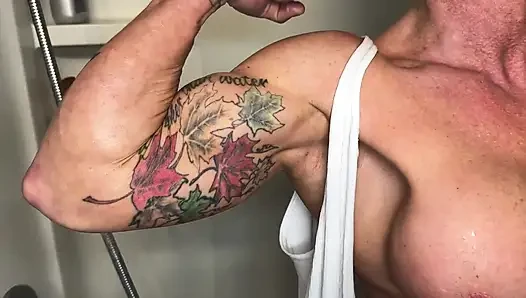 Fantasi lenjat mandi: kandy flexes dan merobek tank top-nya