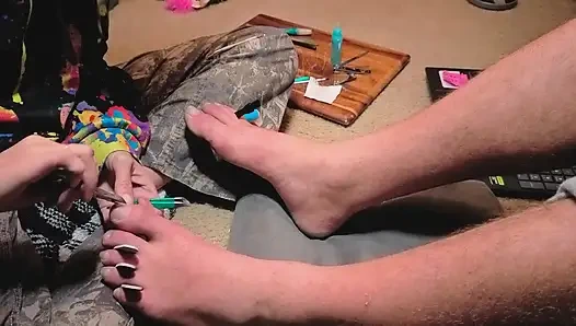 Melody дает своему господину педикюр