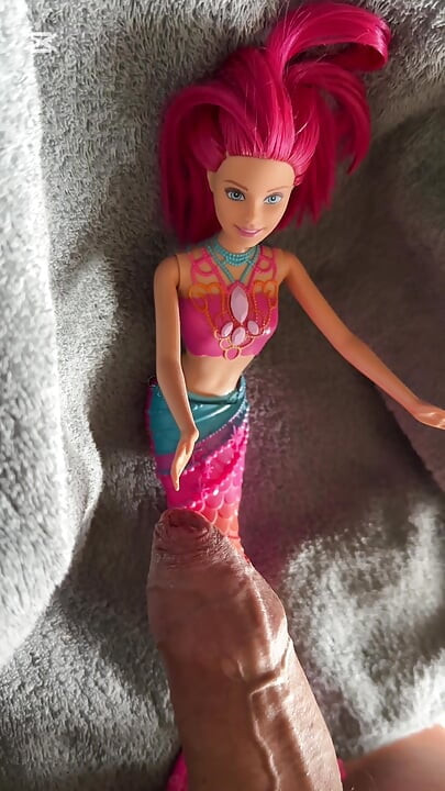 Svršavanje na Barbie Sirena lutku