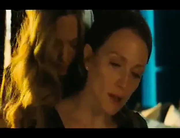 Amanda Seyfried Julianne Moore - обнаженная лесбийская сцена Chloe