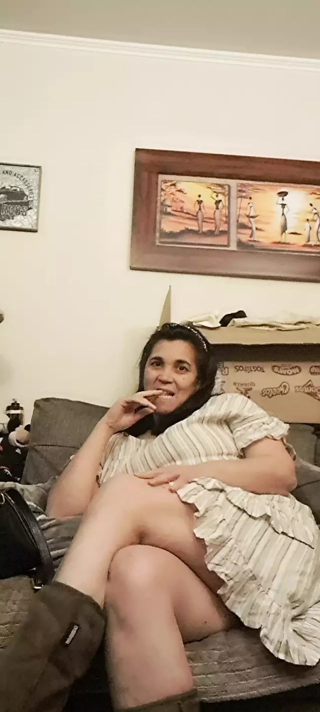 Slut likes to masturbate in front of her stepson&#039;s friends almost uncovered